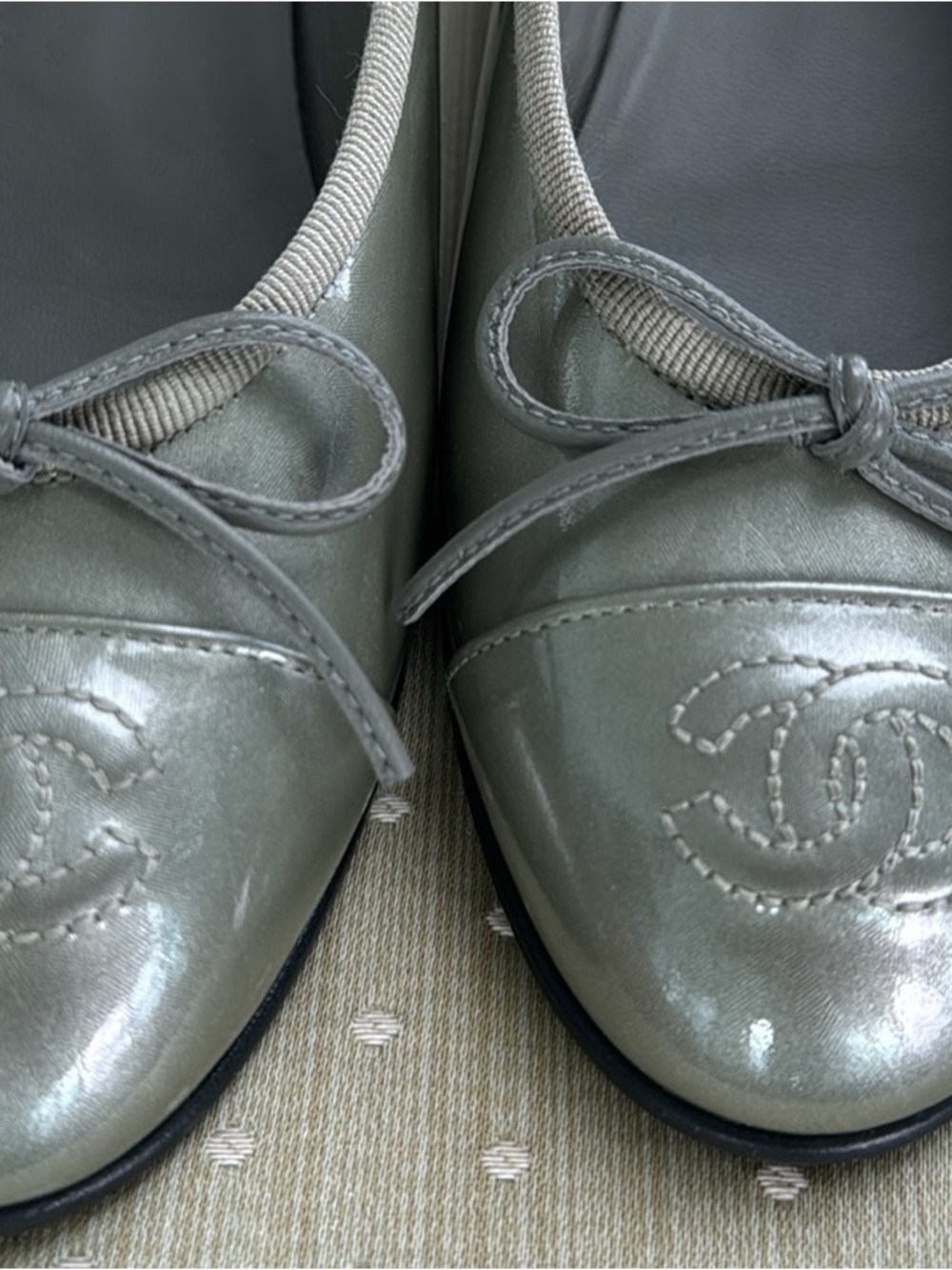 CHANEL Gray Patent Ballet Flats with Bow - Picture 5 of 5